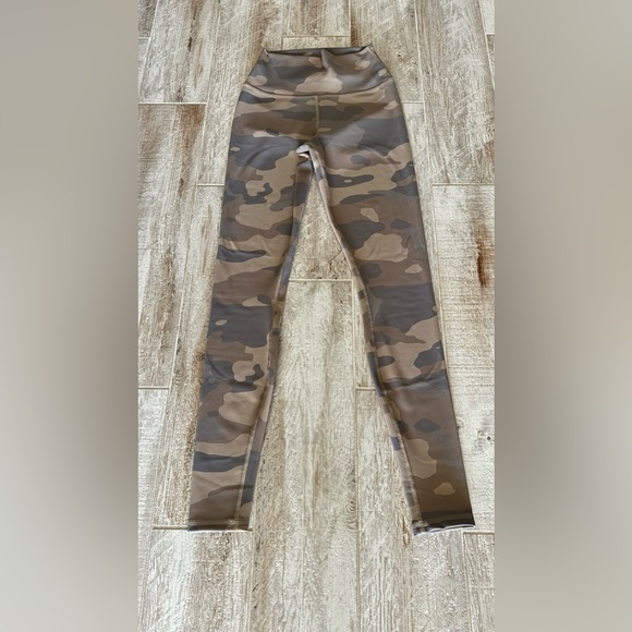 ALO High-Waist Camo Vapor Legging - Picture 2 of 8